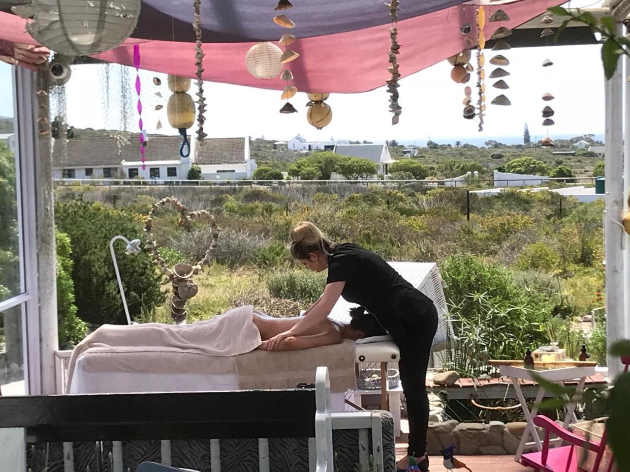 פטרנוסטר Farr Out Guest House מראה חיצוני תמונה